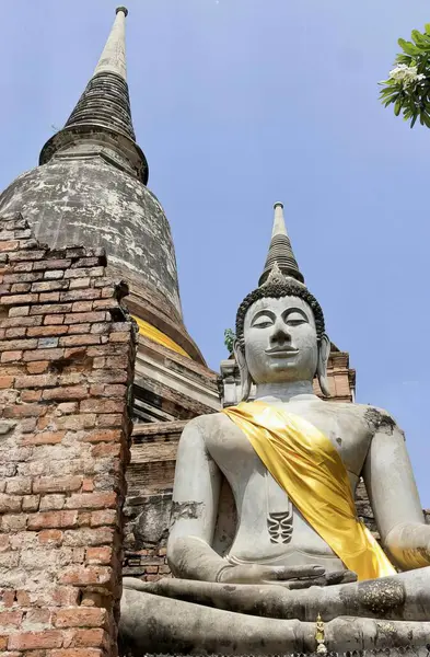 Φωτογραφία Αγάλματος Βούδα Που Κάθεται Μπροστά Από Κτίριο Άγαλμα Βούδα — Φωτογραφία Αρχείου