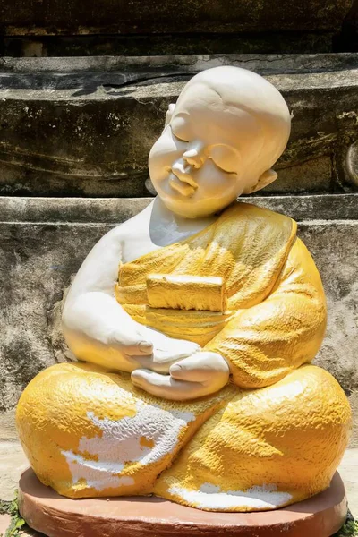 Φωτογραφία Αγάλματος Μωρού Πάνω Πέτρα Αγάλματος Μωρού Πάνω Κίτρινο Πανί — Φωτογραφία Αρχείου