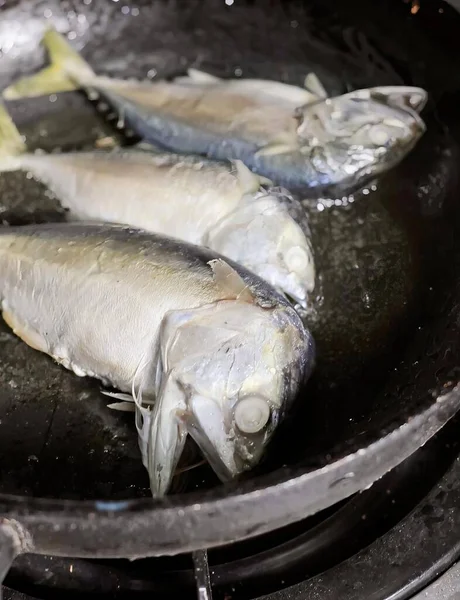 锅上有鱼做饭的照片 炉子上有两条鱼在锅里做饭 — 图库照片