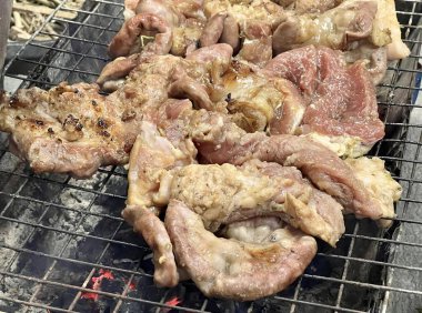 Üzerinde et ve ızgara kapağı olan bir ızgaranın fotoğrafı, üzerinde et olan bir ızgaranın yakın çekimi ve onu pişiren bir insan..