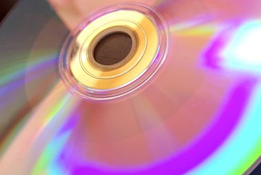 Bulanık arkaplanı olan bir CD diskin fotoğrafçılığı, bulanık arkaplanı olan bir CD diskin bulanık bir görüntüsü var.