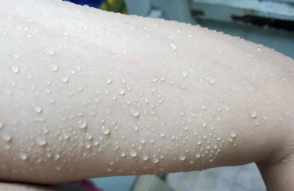 一个人的照片 他的皮肤上有很多水 他的手臂上有水滴在浴室里 — 图库照片