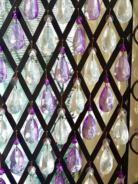 Фотография Стены Пурпурно Белым Стеклом Свисающим Фиолетовыми Белыми Стеклянными Орнаментами — стоковое фото