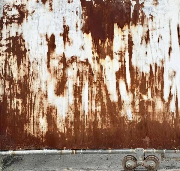 Una Fotografía Una Pared Oxidada Con Una Motocicleta Estacionada Frente — Foto de Stock