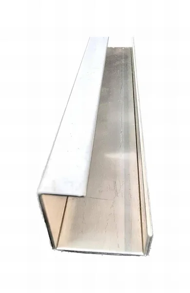 Een Fotografie Van Een Metalen Plank Met Een Wit Bovenblad — Stockfoto