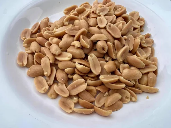 Uma Fotografia Uma Chapa Amendoim Uma Mesa Armário Porcelana Amendoins — Fotografia de Stock