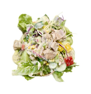 Tavuklu, marullu, domatesli ve mısırlı bir salatanın fotoğrafı..