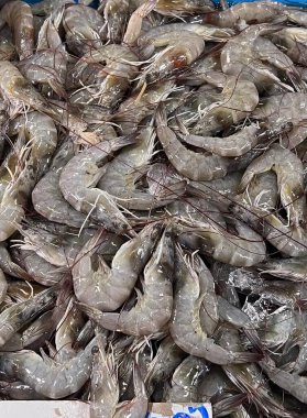 Masanın üstünde duran karides yığınının fotoğrafı, açık pazarda satılık karides marketi görüntüsü..