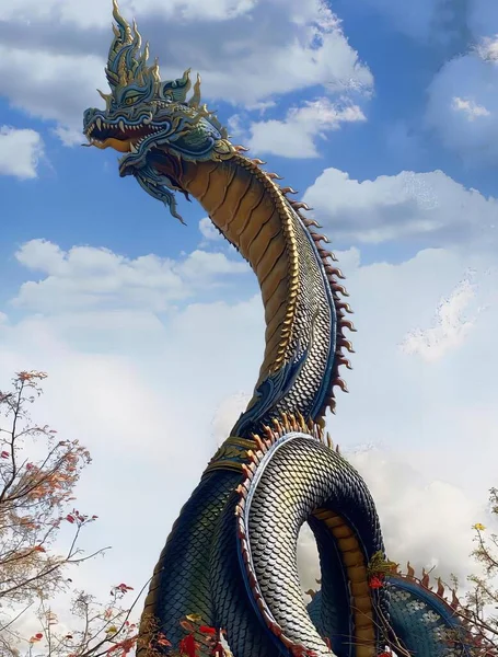 Une Photographie Une Grande Statue Dragon Dans Parc Avec Des — Photo