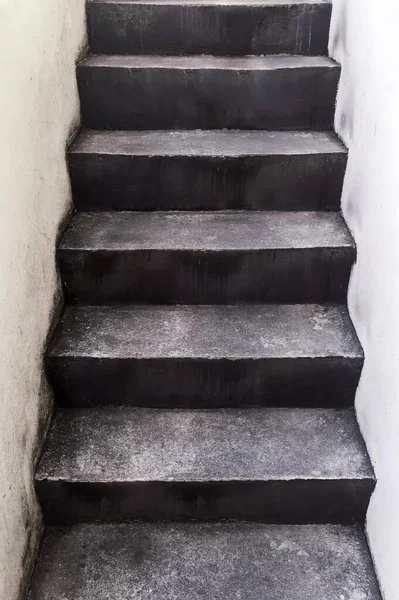 一组楼梯的黑白照片的摄影 这些楼梯都是光秃秃的 通向一座建筑物的白墙 — 图库照片