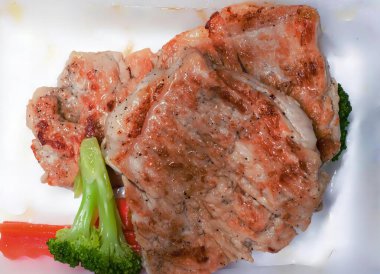 Masadaki bir tabak et ve sebzenin, soslu bir tabak et ve sebzenin fotoğrafı..