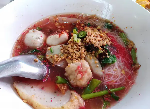 Çinde Kaşık Olan Bir Kase Çorba Karidesli Sıcak Çorba Beyaz — Stok fotoğraf