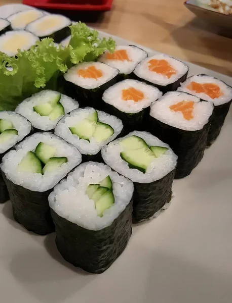 Eine Fotografie Eines Tellers Sushi Mit Gurken Und Salat Teller — Stockfoto