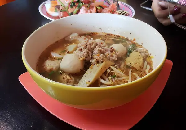 Fotografi Semangkuk Makanan Atas Meja Dengan Sepiring Salad Panci Sup — Stok Foto