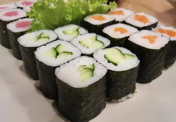 Une Photographie Une Assiette Rouleaux Sushi Avec Laitue Concombre Une — Photo