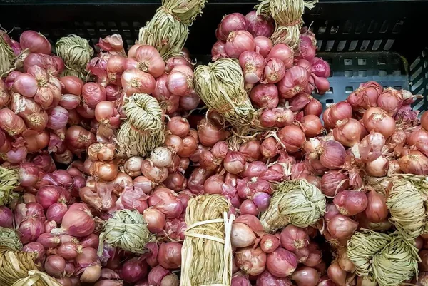 Una Fotografía Montón Cebollas Sentado Parte Superior Una Mesa Tienda — Foto de Stock