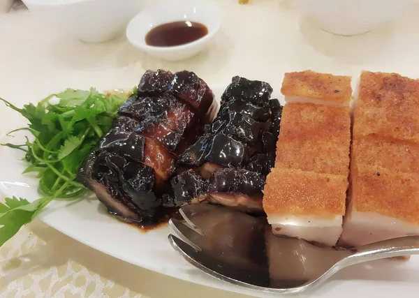 고기와 고기와 음식의 소스와 테이블에 숟가락 음식의 접시의 — 스톡 사진