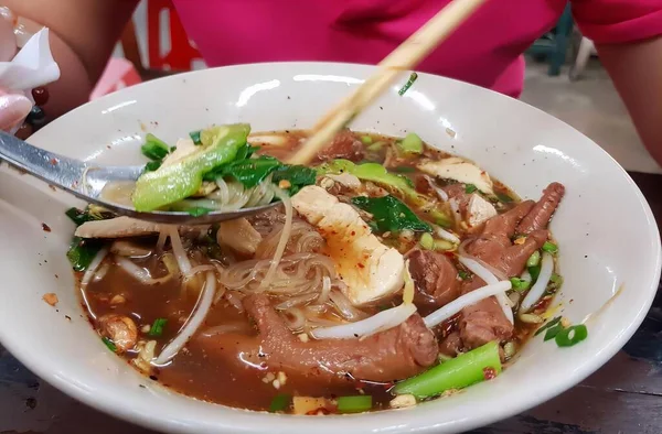 Çinde Yemek Çubukları Olan Bir Kase Yemek Etli Çorba Kasesi — Stok fotoğraf