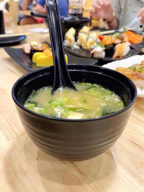 İçinde kaşık olan bir kase çorbanın fotografı, içinde kaşık olan bir kasede çorba konsomatizması..