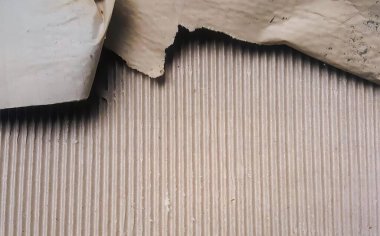 Bir karton parçası üzerinde bıçak, radyatör ve duvar olan bir karton parçası..