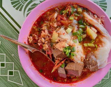 Et ve sebzeli bir kase çorba, pembe bir kasede et ve sebzeli sıcak çorba..