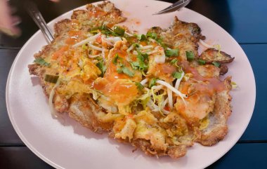 Çatal ve bıçakla bir tabak yemeğin, çatal ve bıçakla bir tabak yemeğin fotoğrafı..