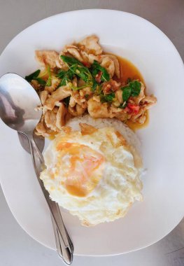 Çatal ve kaşıkla bir tabak yemeğin, çatal ve kaşıkla bir tabak yemeğin fotoğrafı..