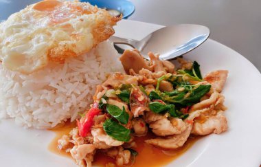 Pilav ve kaşıkla bir tabak yemeğin fotoğrafı, üzerinde pirinç, et ve sebze olan bir tabak yemek..