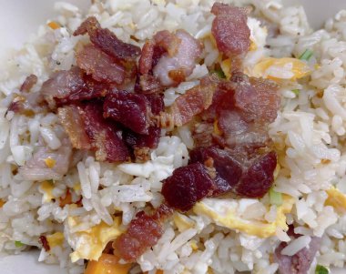 Domuz pastırmalı ve yumurtalı bir tabak pirinç, domuz pastırmalı bir tabak pirinç ve çatallı yumurta..