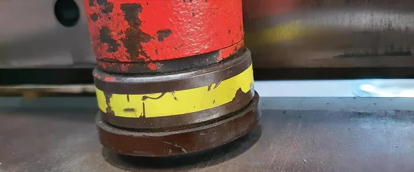 Una Fotografía Tubo Rojo Amarillo Sobre Una Superficie Metálica Una —  Fotos de Stock