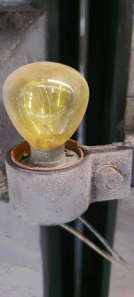 Fotografie Einer Gelben Glühbirne Die Auf Einer Metallstange Sitzt Scheinwerferlampe — Stockfoto