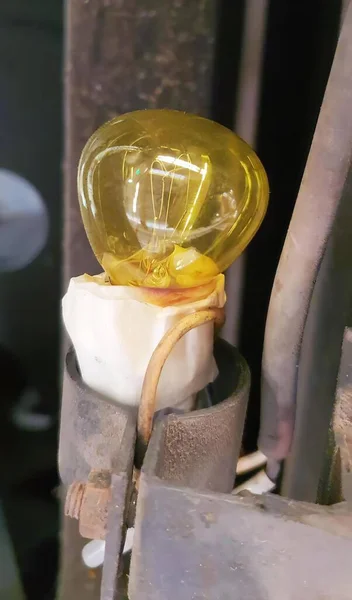 Photography Yellow Light Bulb Sitting Top Metal Pole Oxygen Mask — Stock Photo, Image