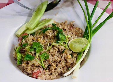 Limonlu ve çatallı pirinç tabağı, sebzeli pirinç tabağı ve masada limon dilimi..