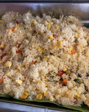 Mısır ve sebzeli bir tepsi pirinç, mısır ve sebzeli pirinç tabağı..