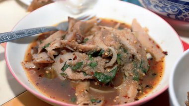 İçinde kaşık olan bir kase çorbanın fotoğrafı et ve sebzeli sıcak çorba kasesi..