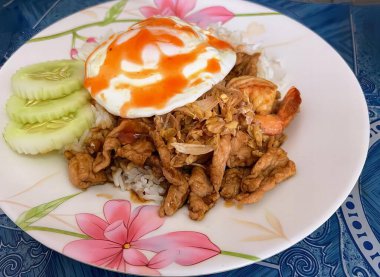 Pilav, et ve kızarmış yumurta ile bir tabak yemeğin fotoğrafı, üzerinde et, pirinç ve sahanda yumurta olan bir tabak yemek..