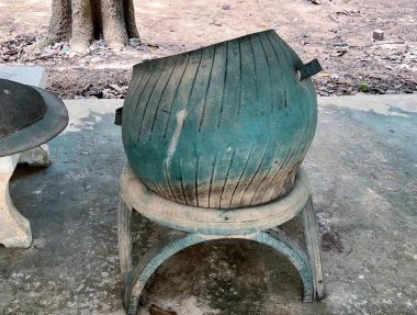 Ağacın yanındaki sandalyede oturan bir tencerenin fotoğrafı, çamaşır leğeni, ahşap bir sandalyede oturan bir ağaç..