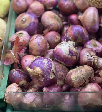 Pazarda bir kutu soğan ve patatesin fotoğrafı, markette soğan ve patates sergisi..