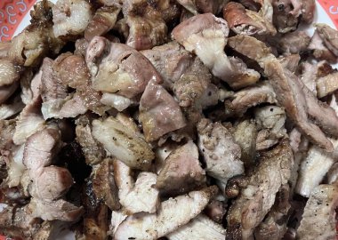 Kırmızı ve beyaz bir tabak etli bir tabağın fotoğrafı..