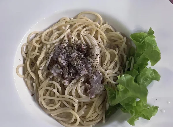 Marullu Bir Tabak Makarna Sebzeli Carbonara Masada Beyaz Bir Kasede — Stok fotoğraf