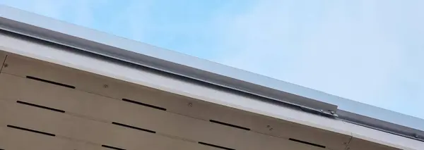Fotografie Eines Vogels Auf Dem Dach Eines Gebäudes Sonnenkollektor Auf — Stockfoto