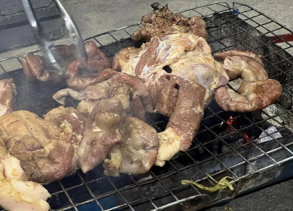 Φωτογραφία Μιας Ψησταριάς Κρέας Και Κοτόπουλο Μαγειρεύονται Πάνω Της Ψημένο — Φωτογραφία Αρχείου