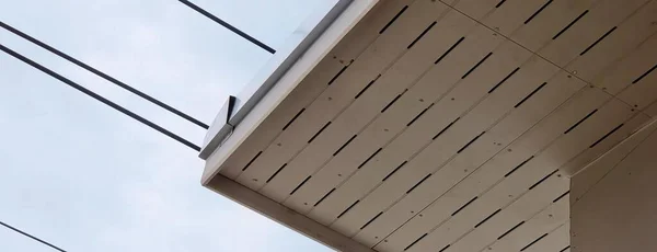 Eine Fotografie Eines Vogels Der Auf Einem Dach Eines Gebäudes — Stockfoto