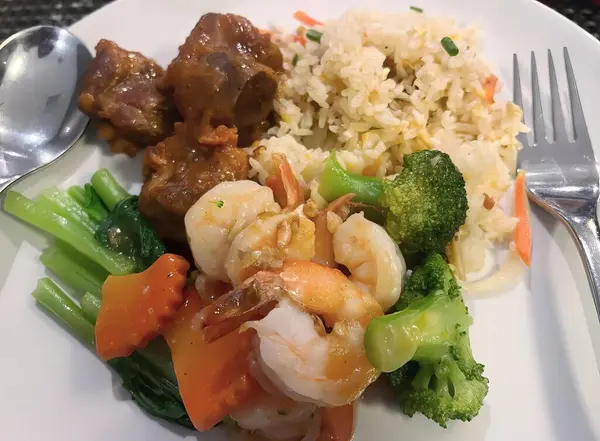 用米饭 肉和蔬菜做的一盘食物 西兰花和米做的一盘食物的摄影 — 图库照片