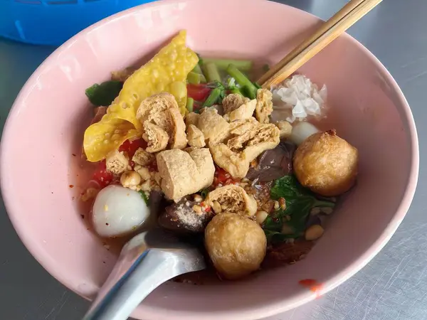 Çinde Yemek Çubukları Olan Bir Kase Yemek Fotoğrafı Pembe Bir — Stok fotoğraf