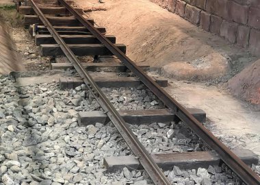 Üzerinde tren olan bir tren rayının fotoğrafı, raylarda tren vagonu olan kereste fabrikası rayları..