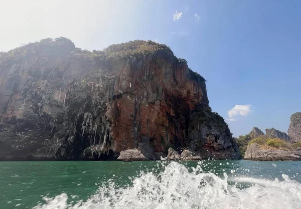 Fotografie Eines Bootes Das Einer Felseninsel Ozean Vorbeifährt Vorgebirge Eines — Stockfoto