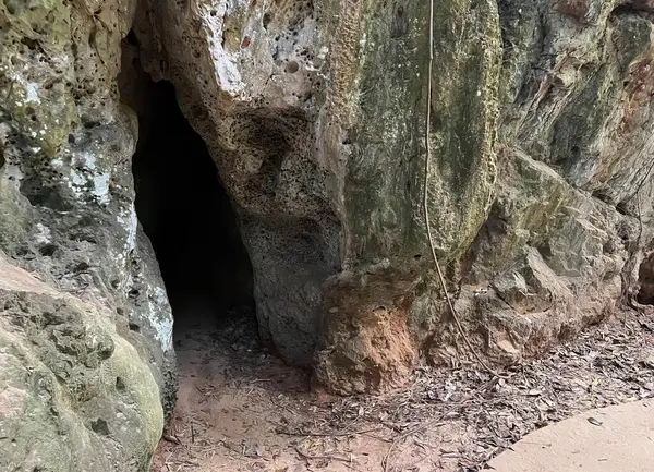 Une Photographie Une Grotte Avec Une Petite Entrée Dedans Une — Photo