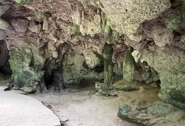 具有大岩层和小洞口的洞穴的摄影 — 图库照片