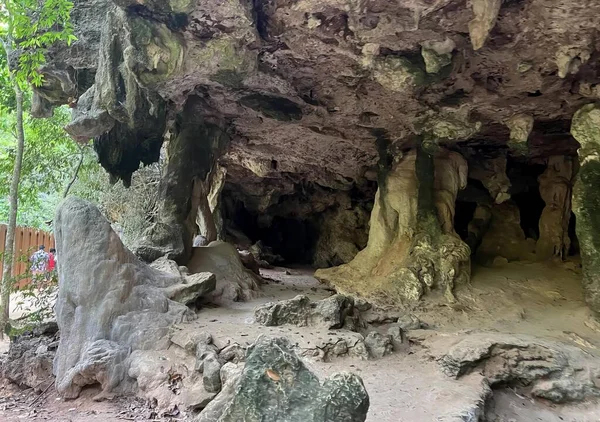 Uma Fotografia Uma Caverna Com Uma Pessoa Entrada Estrutura Megalítica — Fotografia de Stock
